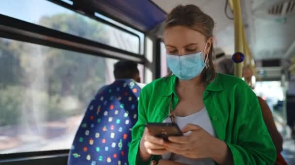 Mujer Máscara Médica Con Teléfono Móvil Autobús — Vídeo de stock