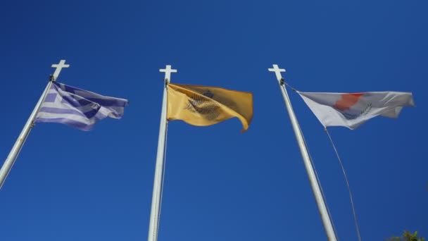 塞浦路斯的象征 三面旗帜 希腊国旗 教堂国旗和塞浦路斯国旗 — 图库视频影像