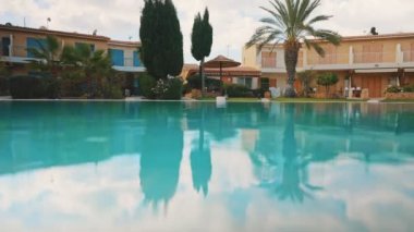 Yazın yüzme havuzu olan modern çağdaş bir bahçe..