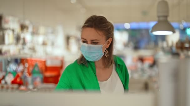 Mujer Con Máscara Médica Elige Regalo Tienda Juguetes — Vídeo de stock