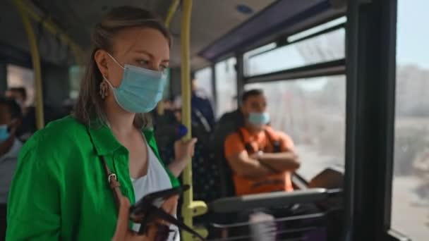 Mujer Con Máscara Médica Bajándose Del Autobús — Vídeo de stock