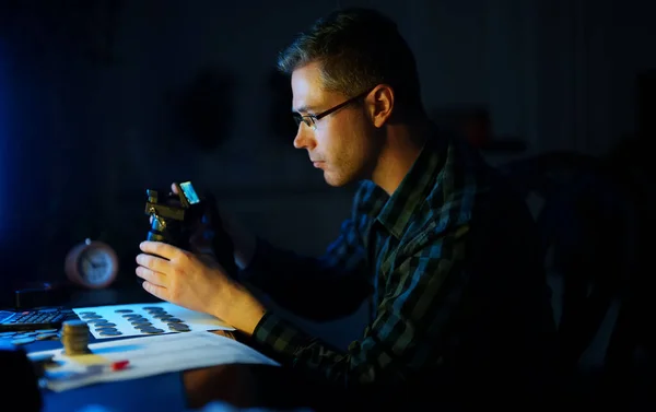 Male Numismatist Photographs Collection Coins Sale — Stock Photo, Image