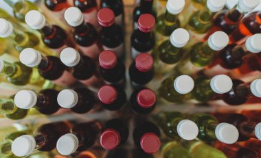 Şarap şişeleri şarap deposunda. Üstten Görünüm.