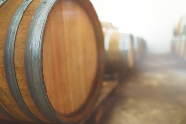 Şarap fıçıları mahzende yığılmış.