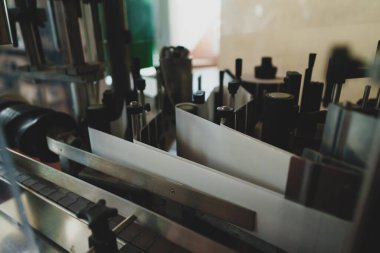 Şarap fabrikasında şişe etiketleme için otomatik hat.