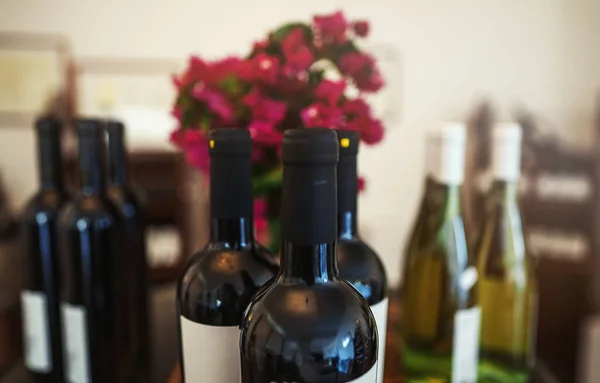 Botellas Vino Tinto Blanco Sobre Mesa — Foto de Stock