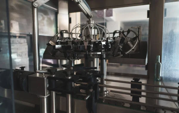 Automatyczna Maszyna Napełniania Win Monoblokowych Fabryce Wina — Zdjęcie stockowe