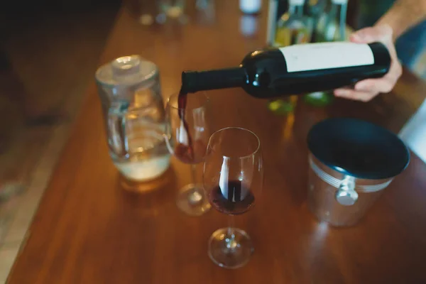 Sommelier Häller Upp Ett Glas Rött Vin Till Provning — Stockfoto