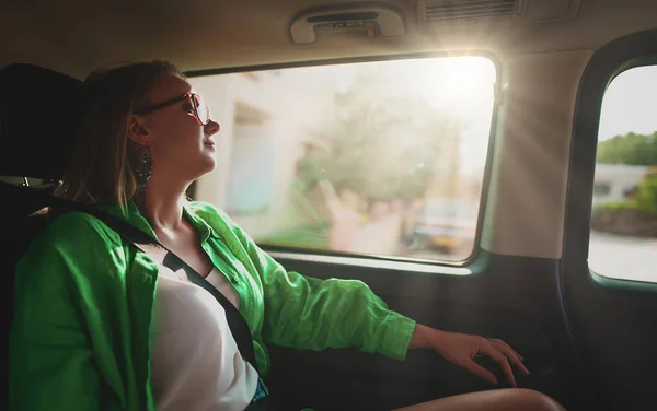 Vrouw Rijdt Een Taxi Zomer — Stockfoto