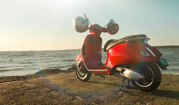 Deniz kıyısında kırmızı renkli scooter..