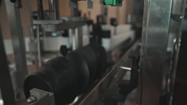 Şarap fabrikasında şişe etiketleme için otomatik hat.