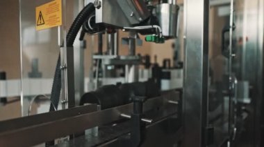 Şarap fabrikasında şişe etiketleme için otomatik hat.