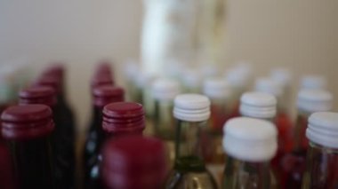 Şarap deposunda şarap şişeleri.