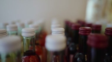 Şarap deposunda şarap şişeleri.