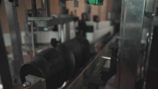 Ligne Automatique Pour Étiquetage Des Bouteilles Usine Vin — Video