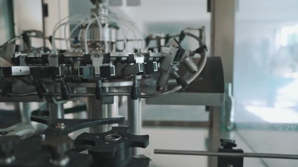 Şarap Fabrikasında Otomatik Monoblock Şarap Doldurma Makinesi — Stok video