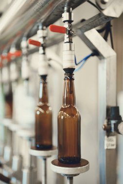 Boş şişeler bira doldurmak için hazırlandı..