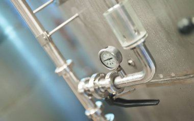 Modern bira fabrikasında bira deposu..