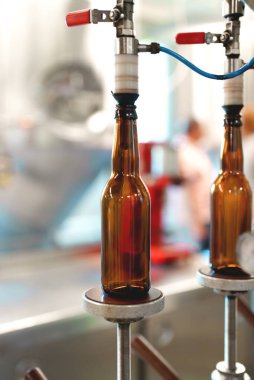 Boş şişeler bira doldurmak için hazırlandı..