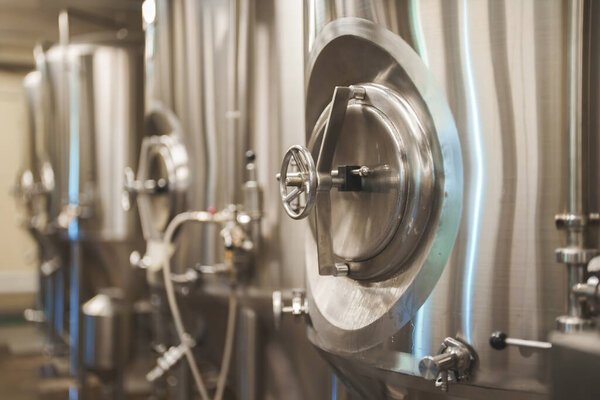 Современный интерьер пивоваренного завода с резервуарами.