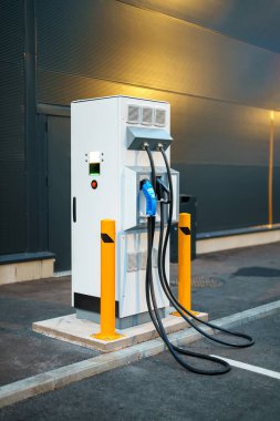 Sokaktaki elektrikli araba şarj istasyonu..