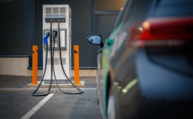 Elektrikli araba şarj istasyonu ve elektrikli araba..