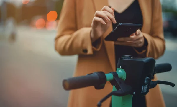 Mujer Usando Aplicación Teléfono Inteligente Para Desbloquear Scooter Eléctrico Calle — Foto de Stock