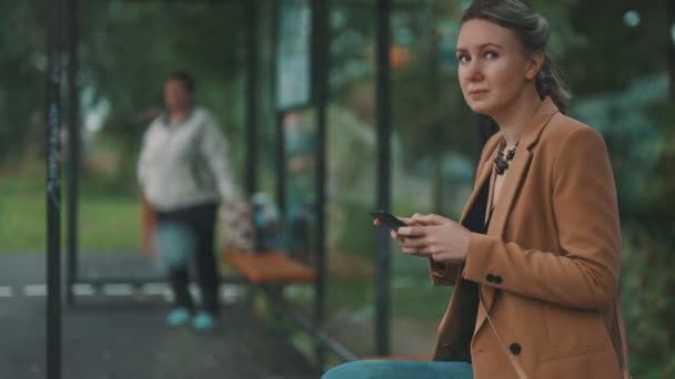 Mujer Con Teléfono Inteligente Está Esperando Autobús Parada Autobús — Vídeo de stock
