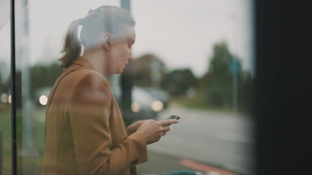 Mujer Está Esperando Autobús Parada Autobús — Vídeo de stock