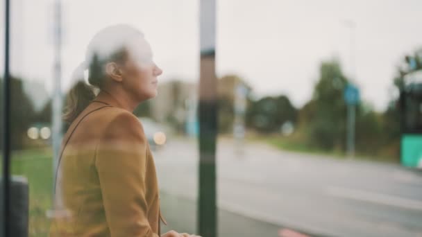 Otobüs Durağında Bir Kadın Bekliyor — Stok video
