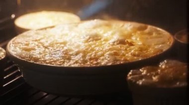 Ev yapımı kremalı Au Gratin Patatesleri fırında.