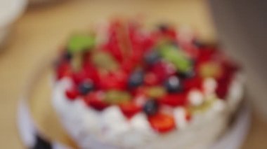 Güzel ev yapımı Anna Pavlova çilekli keki.