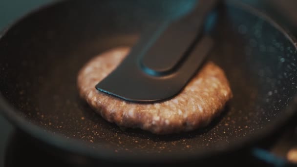 팬에서 준비하고 햄버거용 쇠고기 — 비디오
