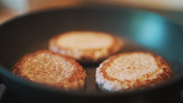 Marhahúsdarabok Serpenyőben Készülő Hamburgerhez — Stock videók