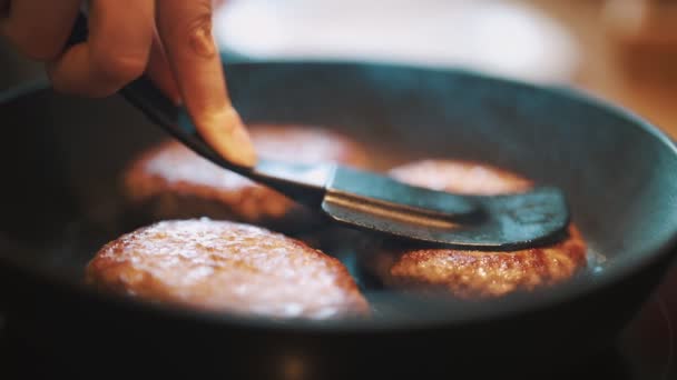 Rinderschnitzel Für Hamburger Der Pfanne — Stockvideo