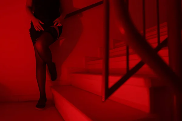 Prostituee Wacht Cliënt Wijk Met Rood Licht — Stockfoto