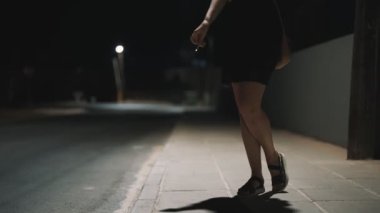 Sokakta sigara içen bir kadın fahişe..