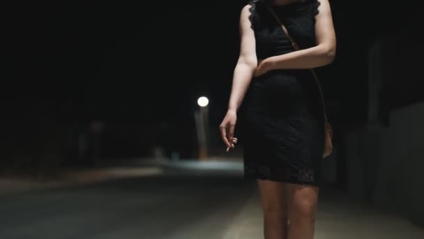 街上抽烟的女娼妓 — 图库视频影像