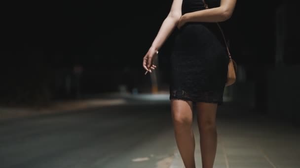 거리에서 담배를 피우는 매춘부 — 비디오