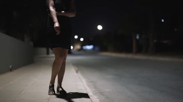 Női Prostituált Cigarettával Utcán — Stock videók