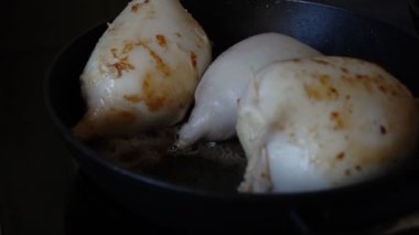 Kızartma tavasında doldurulmuş mürekkep balığı leşleri..