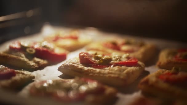 Backen Von Quadratischen Minipizzen Mit Salami Käse Oliven Und Tomaten — Stockvideo