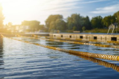 Tallinn 'deki Pirita nehrinde açık havuz.