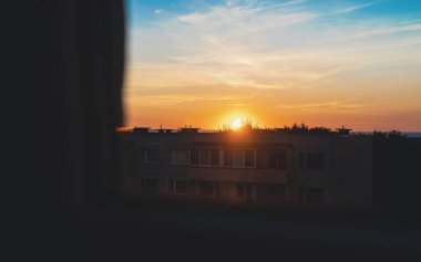 Lasnamae, Tallinn 'deki pencereden gün batımı görünümü.