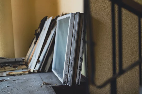 Austausch Der Alten Fenster Einem Teil Des Mehrfamilienhauses — Stockfoto