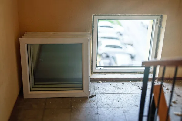 Substituição Janelas Antigas Seção Prédio Apartamentos — Fotografia de Stock