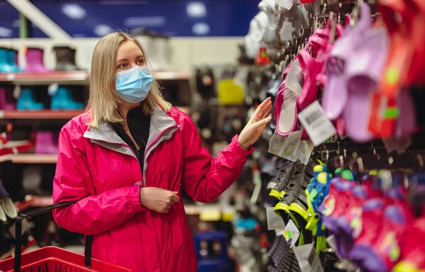 Woman Medical Mask Choosing Flip Flops — Stock Photo, Image