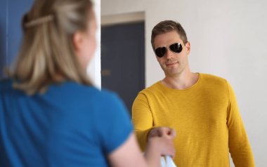 Erkek kadına paket teslim eder. Yemek dağıtım servisi..