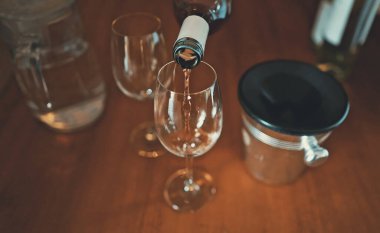 Sommelier tatmak için bir bardak şarap doldurur..