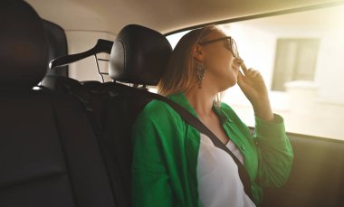 Kadın yazın taksiye biniyor..